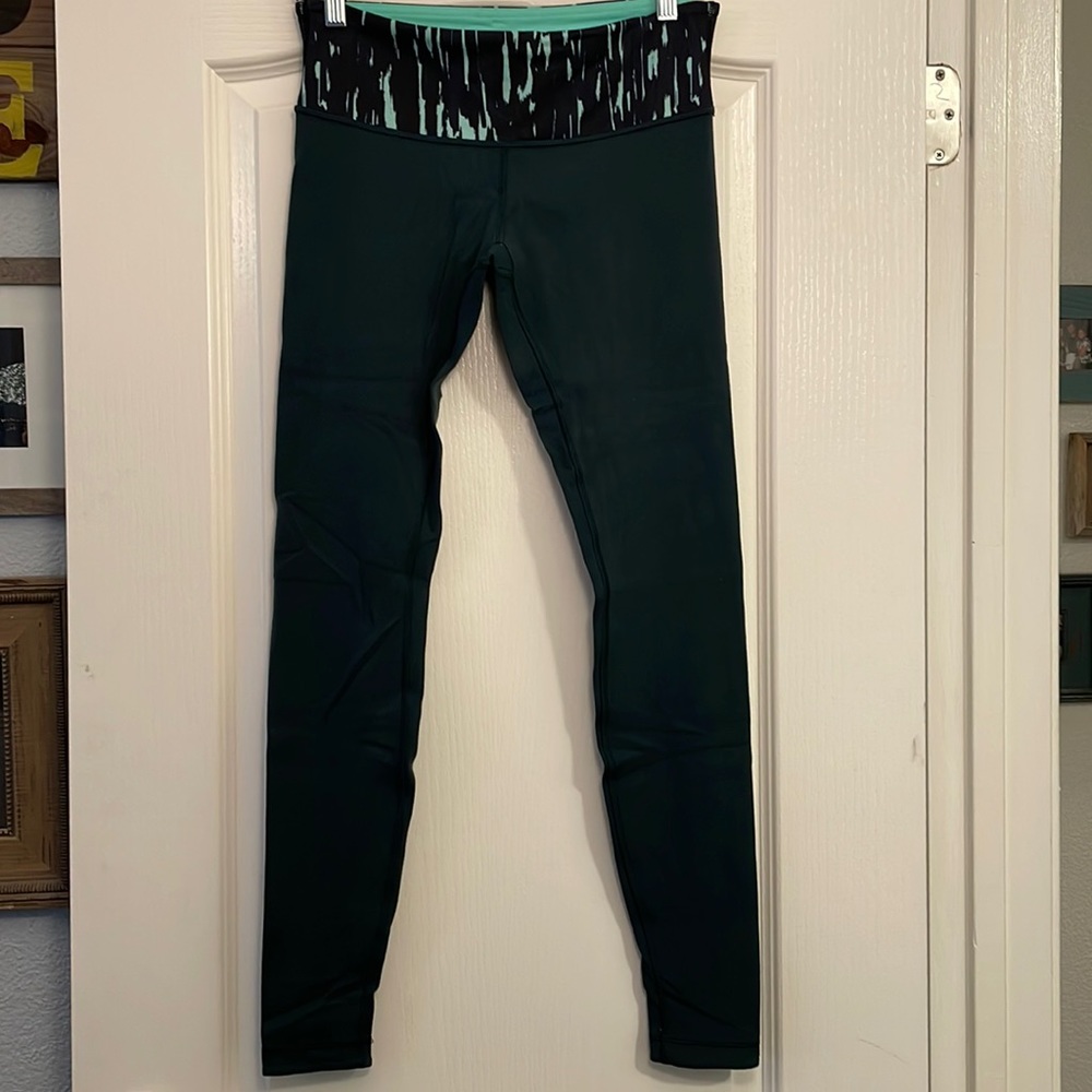 Lululemon Wunder Under Reversible Leggings, Size 8, Dark Green.